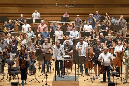El director de la Oscyl, Thierry Fischer, durante el ensayo general de la Orquesta Sinfónica de Castilla y León para la gira por Holanda y Noruega.- ICAL