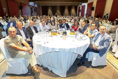 Jesús González Palacín (coordinador regional UCCL), Ander Gil (portavoz del PSOE en el Senado), Jorge Zurita (jefe superior Policía CYL), Faustino Temprano (secretario general UGT), Adriana Lastra (vicesecretaria general y portavoz en el concreso del PSOE), Óscar Puente (alcalde de Valladolid), Virginia Barcones (delegada del Gobierno), Víctor Caramanzana (presidente Cámara de Comercio), Vicente Andrés (secretario general CCOO CYL) y Donaciano Dujo (presidente ASAJA).