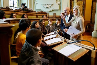 El alcalde de Valladolid, Jesús Julio Carnero, y la teniente alcalde Irene Carvajal en el Pleno del Consejo Municipal de la Infancia. -ICAL
