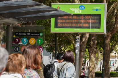 Parada de autobús de Valladolid. -J.M. LOSTAU
