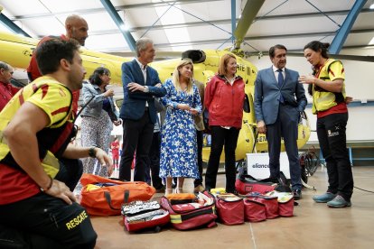 El consejero de Medio Ambiente, Vivienda y Ordenación del Territorio, Juan Carlos Suárez-Quiñones, presenta el nuevo helicóptero de rescate de la Agencia de Protección Civil y Emergencias. ICAL