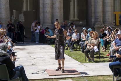 Vanesa Aibar, interpreta La Reina del Metal en el Patio Herreriano. -ICAL