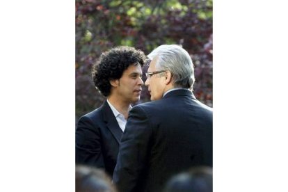 El juez Baltasar Garzón junto al socialista Pedro Zerolo, en mayo del 2010, en la presentación del libro 'Declaración sobre los derechos de los pueblos indígenas'. JUAN MANUEL PRATS