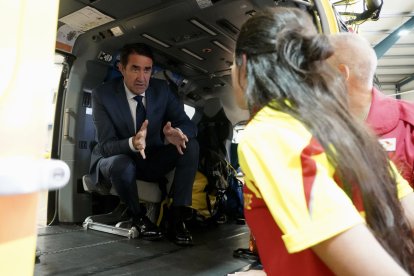El consejero de Medio Ambiente, Vivienda y Ordenación del Territorio, Juan Carlos Suárez-Quiñones, presenta el nuevo helicóptero de rescate de la Agencia de Protección Civil y Emergencias. ICAL