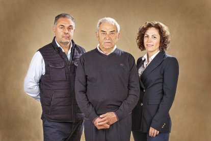 LEÓN | CECINAS NIETO Esta empresa familiar elabora cecina tal y como se elaboraba hace 2.000 años. Carne de vaca, sal y humo son los únicos y primarios ingredientes de este manjar reconocido en todo el mundo. En 2004 se convirtió en la primera empresa en elaborar cecina de León 100% halal. Además, Cecinas Nieto introdujo este producto gourmet en los lujosos almacenes londinenses Harrods. En la actualidad, el 60% de su producción se exporta a 40 países.