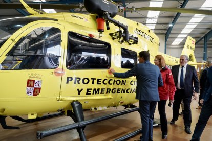 El consejero de Medio Ambiente, Vivienda y Ordenación del Territorio, Juan Carlos Suárez-Quiñones, presenta el nuevo helicóptero de rescate de la Agencia de Protección Civil y Emergencias. ICAL