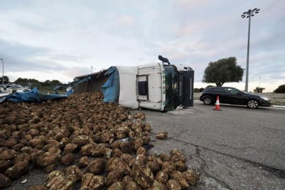 Vuelca un camión en la carretera Viana-Tudela, a la altura de la rotonda de entrada al Parque tecnológico de Boecillo - PHOTOGENIC