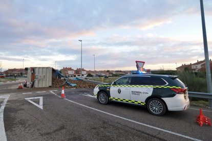 Vuelca un camión en la carretera Viana-Tudela, a la altura de la rotonda de entrada al Parque tecnológico de Boecillo - PHOTOGENIC