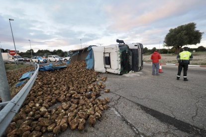 Vuelca un camión en la carretera Viana-Tudela, a la altura de la rotonda de entrada al Parque tecnológico de Boecillo - PHOTOGENIC