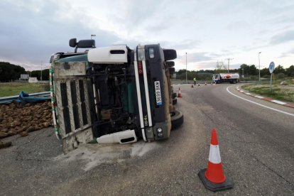 Vuelca un camión en la carretera Viana-Tudela, a la altura de la rotonda de entrada al Parque tecnológico de Boecillo - PHOTOGENIC