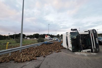 Vuelca un camión en la carretera Viana-Tudela, a la altura de la rotonda de entrada al Parque tecnológico de Boecillo - PHOTOGENIC