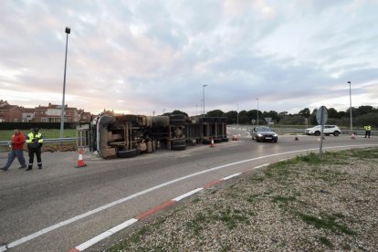 Vuelca un camión en la carretera Viana-Tudela, a la altura de la rotonda de entrada al Parque tecnológico de Boecillo - PHOTOGENIC