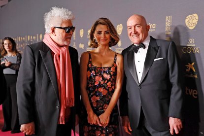 Penélope Cruz, Pedro Almodóvar y Jesús Julio Carnero en la alfombra roja de la 38 edición de los Premios Goya