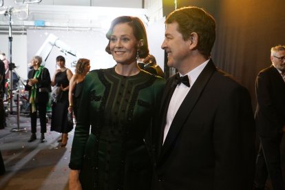 Sigourney Weaver junto al presidente de la Junta de Castilla y León Alfonso Fernández Mañueco en la alfombra roja de la 38 edición de los Premios Goya - ICAL
