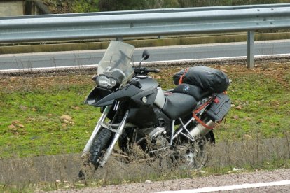 Estado en el quedó la moto tras chocar con un camión - ICAL