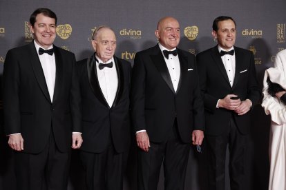 El presidente de la Junta de Castilla y León, Alfonso Fernández Mañueco; el presidente de la Academia de Cine, Fernando Méndez-Leite; el alcalde de Valladolid,  Jesús Julio Carnero; y el presidente de la Diputación de Valladolid, Conrado Íscar; en la alfombra roja de la 38 edición de los Premios Goya. -AYUNTAMIENTO VALLADOLID