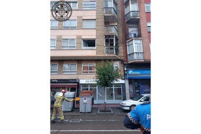 Imagen del incendio registrado en el paseo de San Vicente. -BOMBEROS VALLADOLID