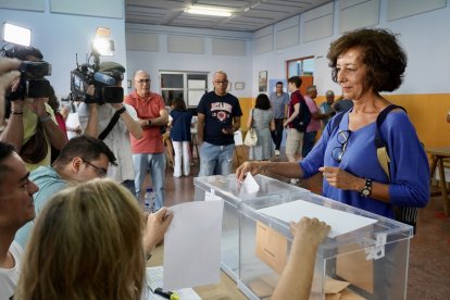 La cabeza de lista del PP al Congreso de los Diputados por Valladolid, Mercedes Cantalapiedra, ejerce su derecho al voto. -ICAL