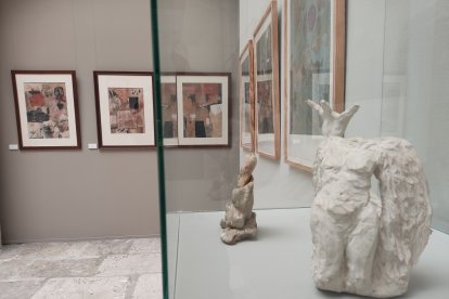Al fondo, acrílicos de la serie 'Tientos'