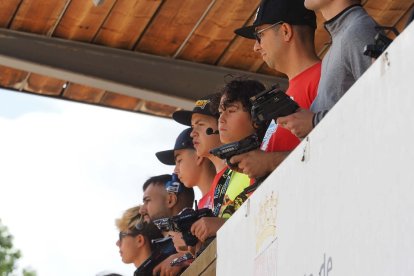 Podium donde los pilotos siguen la carrera. / PHOTOGENIC