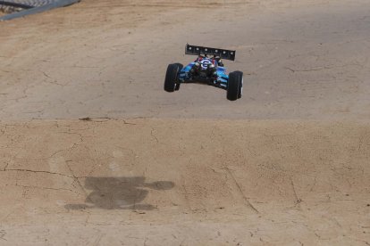 Momento de una de las carreras en Terradillos en la tercera prueba del Campeonato de España 1/8 TT Eléctrico. / PHOTOGENIC