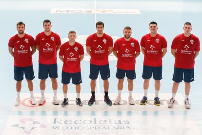 Las siete incorporaciones del Recoletas Atlético Valladolid posan después del entrenamiento. / J. M. LOSTAU