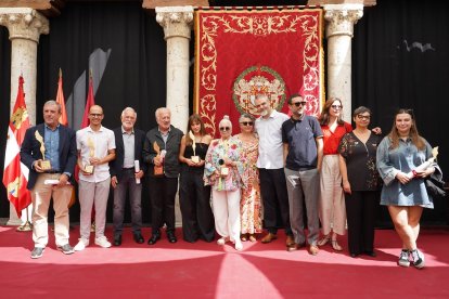 Foto de familia de los galardonas en la 34 edición de los Premios Amigos del Teatro Ciudad y Provincia de Valladolid. -ICAL