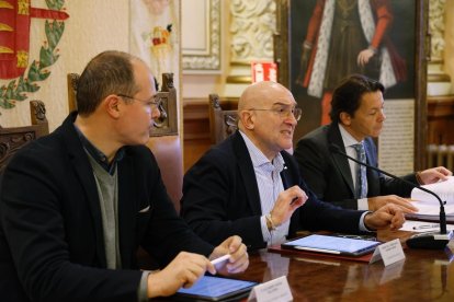 El alcalde, Jesús Julio Carnero, preside la Asamblea de la Mancomunidad de Interés General Urbana ‘Valladolid y Alfoz’, que está compuesta por 25 municipios de la provincia. -AYUNTAMIENTO VALLADOLID