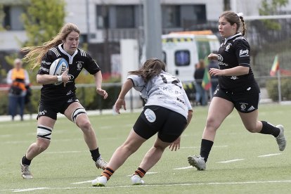 Isabel Sierra encara a una jugadora rival ante la presencia de Elisa Castro, en el choque jugado en 2019. / J. L. USEROS