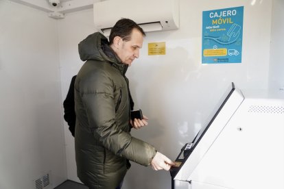 El presidente de la Diputación, Conrado Íscar, prueba cómo funciona.- ICAL