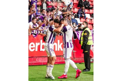 Sergio León y Aguado celebran uno de los goles del Real Valladolid en El Molinón el pasado 23 de octubre.