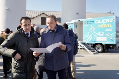 El presidente y el vicepresidente de la Diputación comprueban la información de las rutas.- ICAL