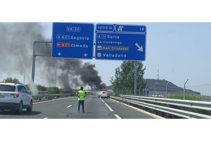 Arde una furgoneta en la VA-30 de Valladolid.- E.M.