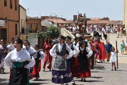 Procesion en honor a Santa Marina en Cigales. / E. M.
