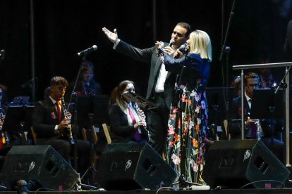 Un momento del concierto de Mocedades en la Plaza Mayor. - J. M. LOSTAU