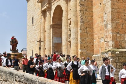 Procesion en honor a Santa Marina en Cigales. / E. M.