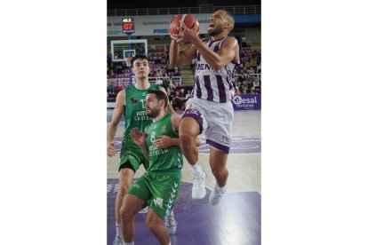 UEMC Real Valladolid Baloncesto-Amics Castelló. / PHOTOGENIC