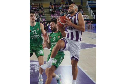 UEMC Real Valladolid Baloncesto-Amics Castelló. / PHOTOGENIC