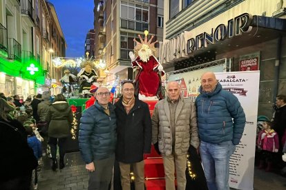 El presidente de Fecosva, Jesús Herreras; el concejal de Comercio Mercados y Consumo del Ayuntamiento de Valladolid, Víctor Martín; el vicepresidente de la Cámara de Comercio, Javier Labarga; y el presidente de la Asociación de la calle Mantería, Fabián Diez, en la cabalgata de Reyes de la Calle Mantería. -FECOSVA