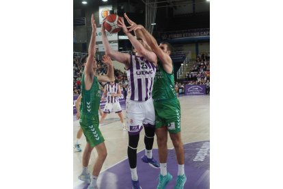 UEMC Real Valladolid Baloncesto-Amics Castelló. / PHOTOGENIC