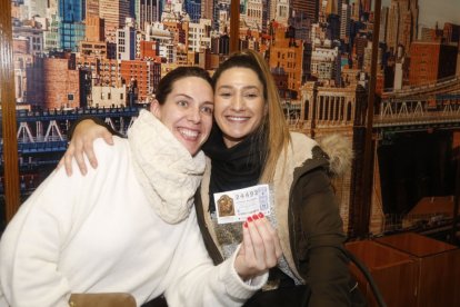 El bar Nueva York en Parquesol, Valladolid vende uno de los décimos del quinto premio. Sara y Lara se muestran felices. - E.M.