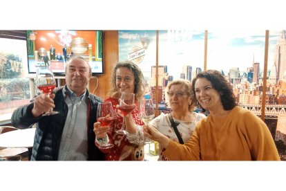 Clientes premiados del bar New York. - E.M.