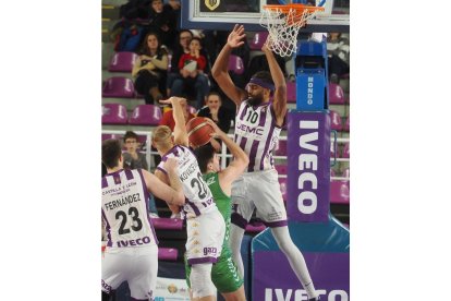 UEMC Real Valladolid Baloncesto-Amics Castelló. / PHOTOGENIC