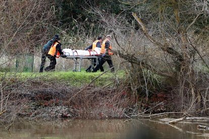 Cadáver de la mujer recuperado tras el accidente.- J. M. LOSTAU