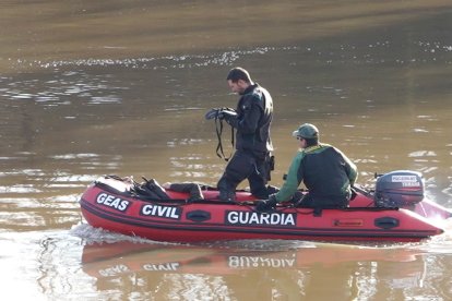 La Guardia Civil trabaja en el rescate de los cadáveres de los ocupantes del ultraligero.- ICAL