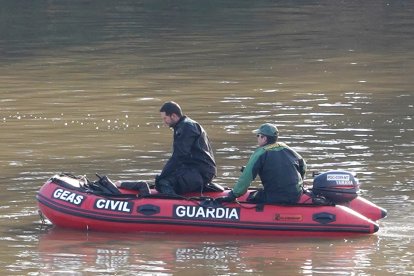 La Guardia Civil trabaja en el rescate de los cadáveres de los ocupantes del ultraligero.- ICAL