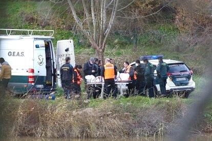 Cadáver de la mujer recuperado tras el accidente.- J. M. LOSTAU