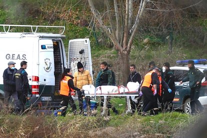 Cadáver de la mujer recuperado tras el accidente.- J. M. LOSTAU