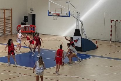 Un momento del derbi celebrado en León entre BFL y Ponce Ginemédica. / EM