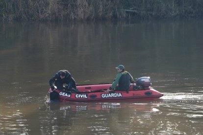 La Guardia Civil trabaja en el rescate de los cadáveres de los ocupantes del ultraligero.- ICAL